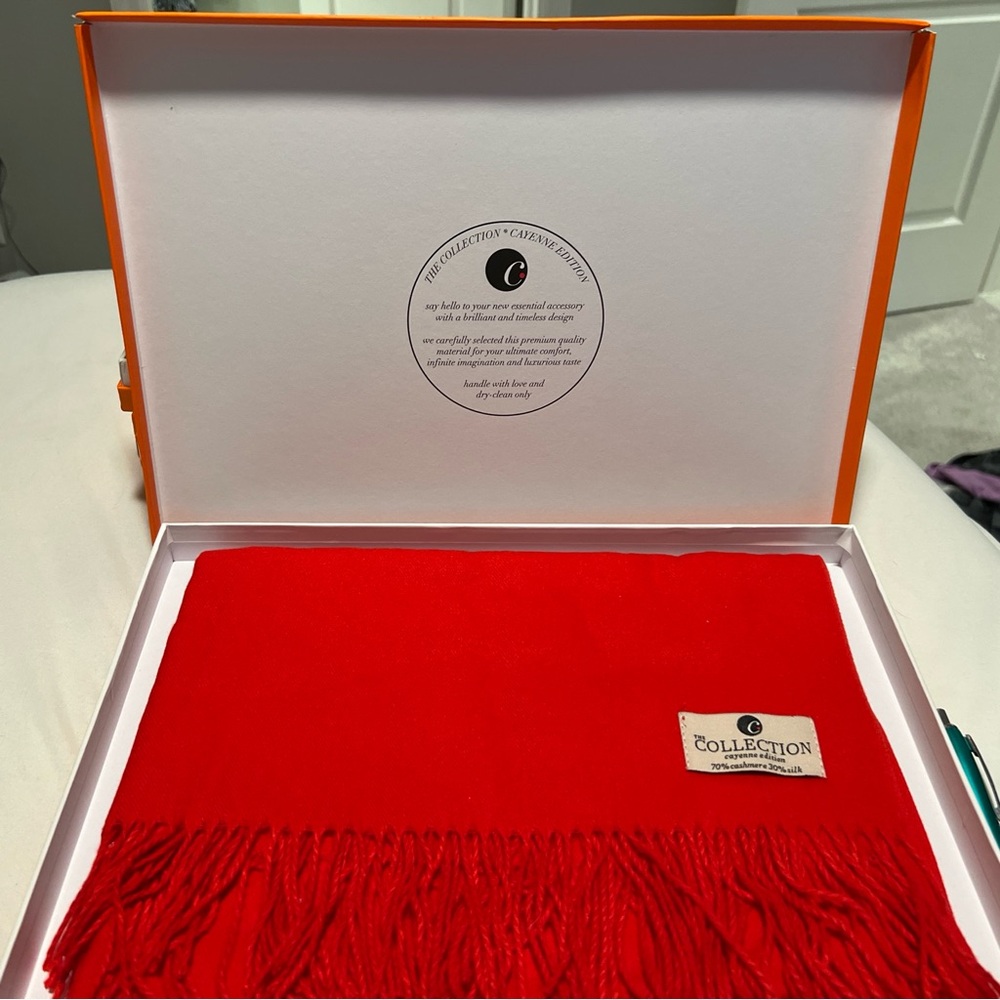 NEW THE COLLECTION CAYENNE Edition 70% CASHMERE 30% SILK RED SCARF w/ Box